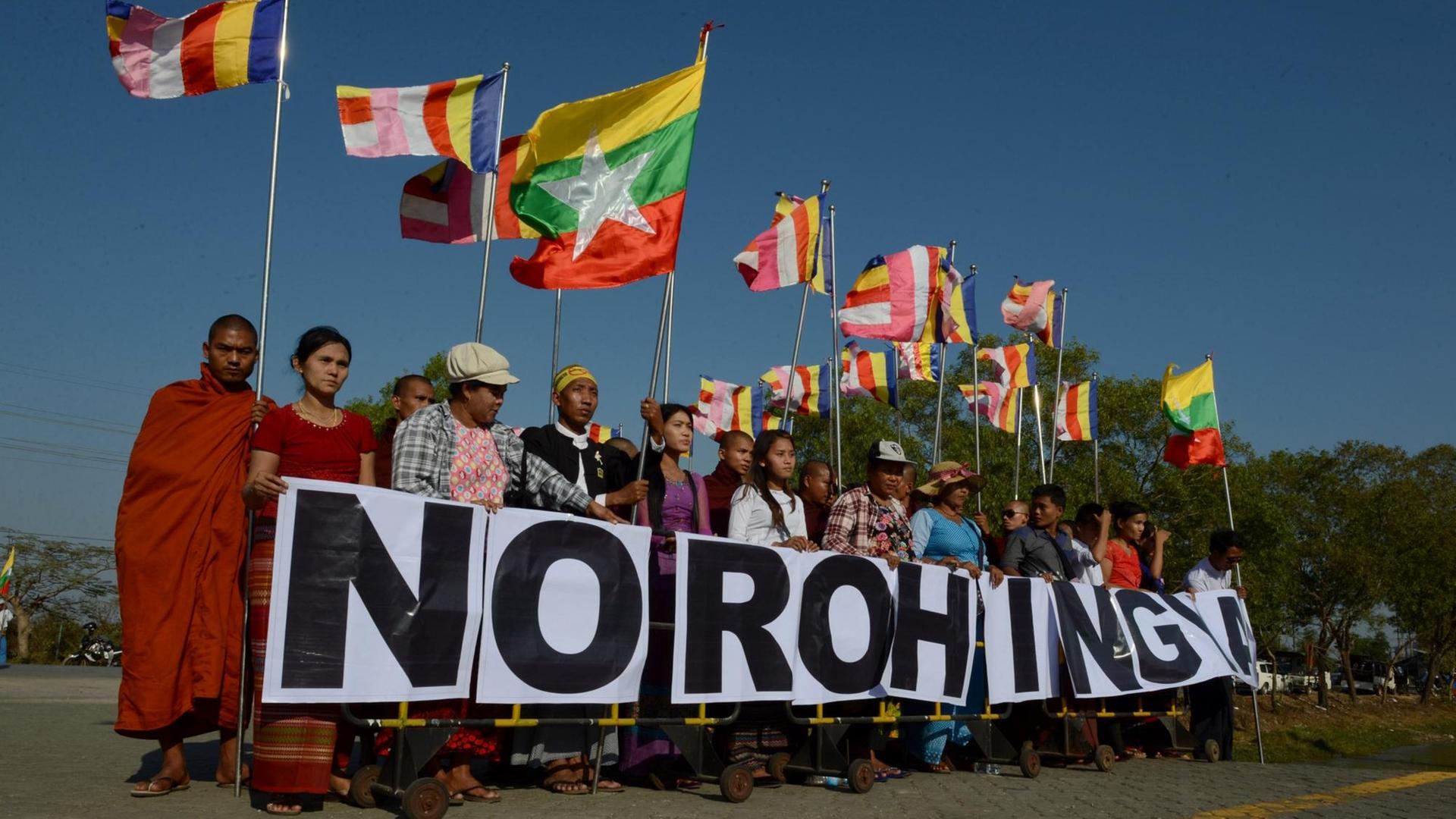 Anti-Rohingya-Proteste radikaler Buddhisten in Rangun (Malaysia), während ein Schiff mit Hilfsgütern für Rohingya-Flüchtlinge im Hafen einläuft.