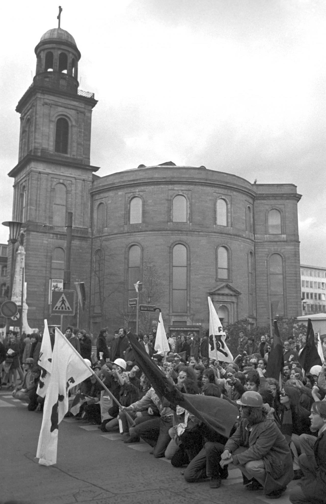 Demonstraten mit Fahnen der Black Panther Party vor der historischen Paulskirche.