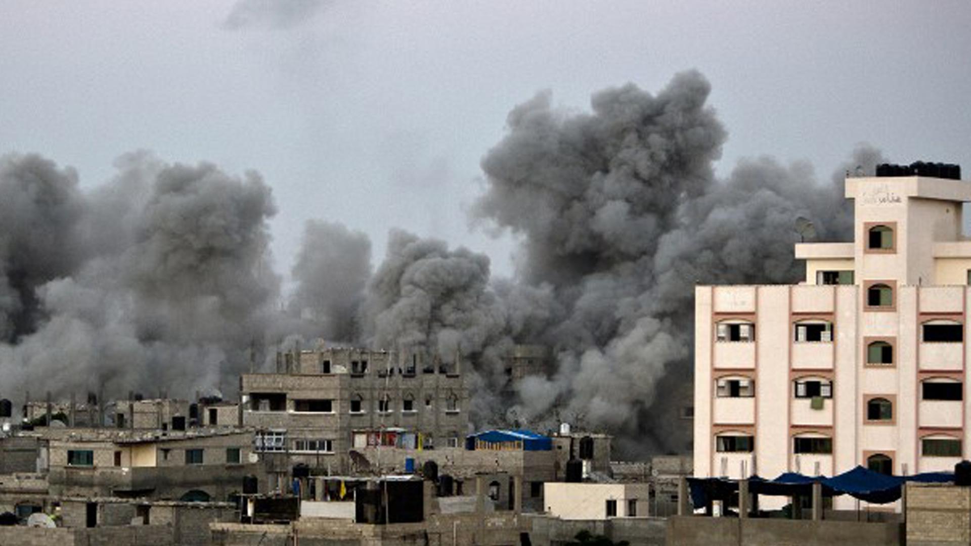 Rauch steigt über Häuser im Gazastreifen auf nach israelischen Luftangriffen