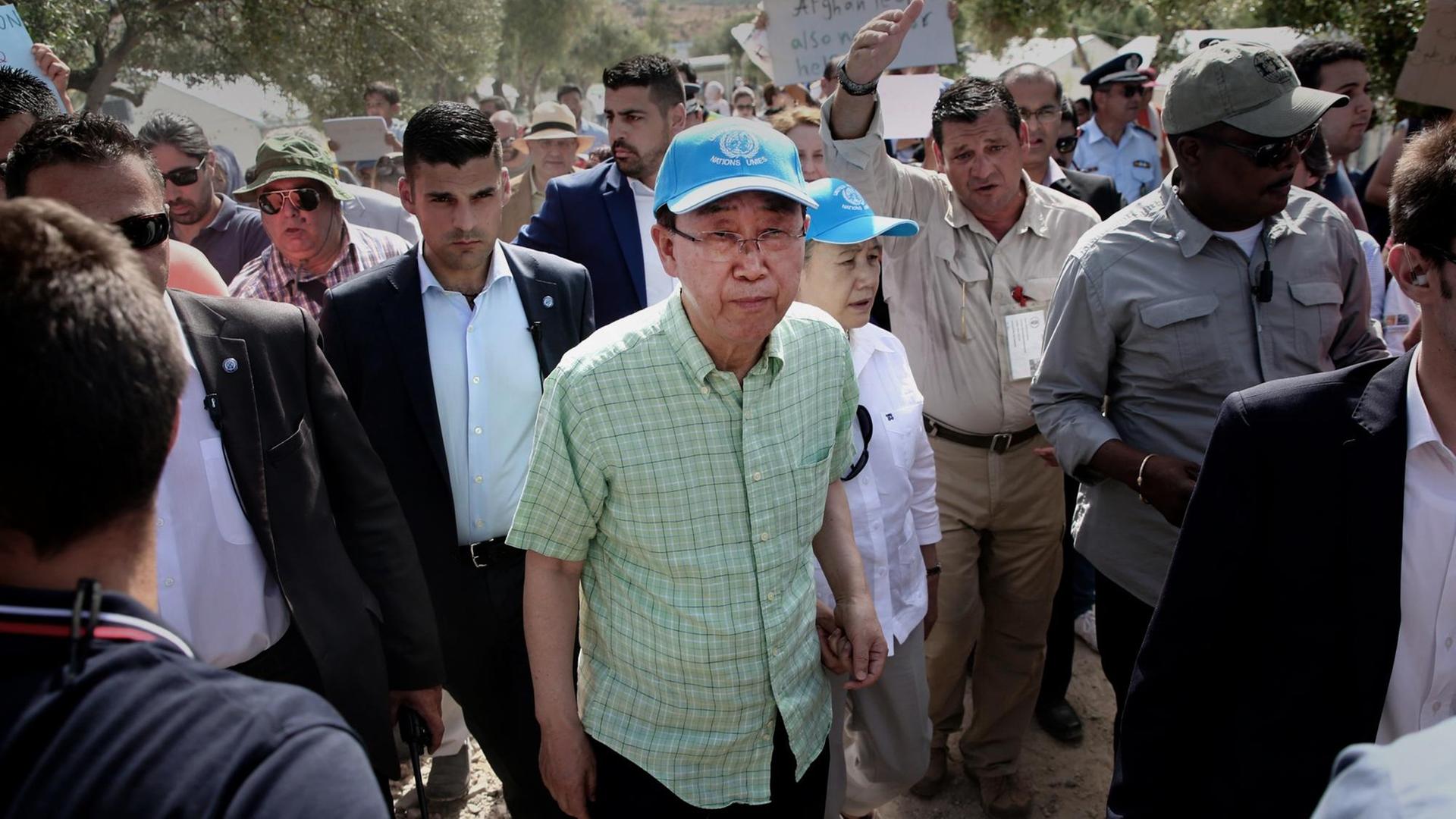 UNO-Generalsekretär Bank Ki Moon besucht (18.6) ein Flüchtlingslager auf der griechischen Insel Lesbos.