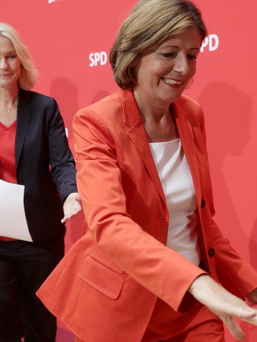 Manuela Schwesig (M), Ministerpräsidentin von Mecklenburg-Vorpommern, Malu Dreyer, Ministerpräsidentin von Rheinland-Pfalz, und Thorsten Schäfer-Gümbel, SPD-Vorsitzender in Hessen, gehen nach einer Pressekonferenz in Berlin vom Podium.