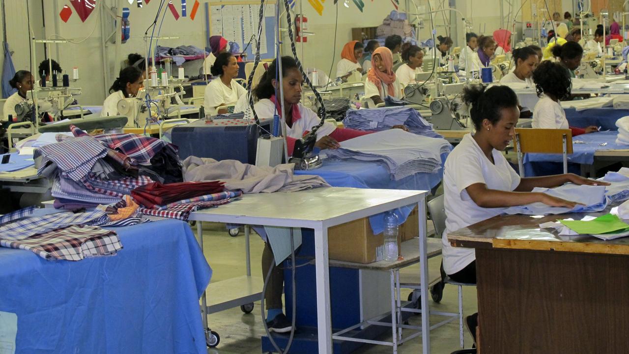 Arbeiterinnen an Nähmaschinen und Bügeleisen in einer Fabrik in Eritrea