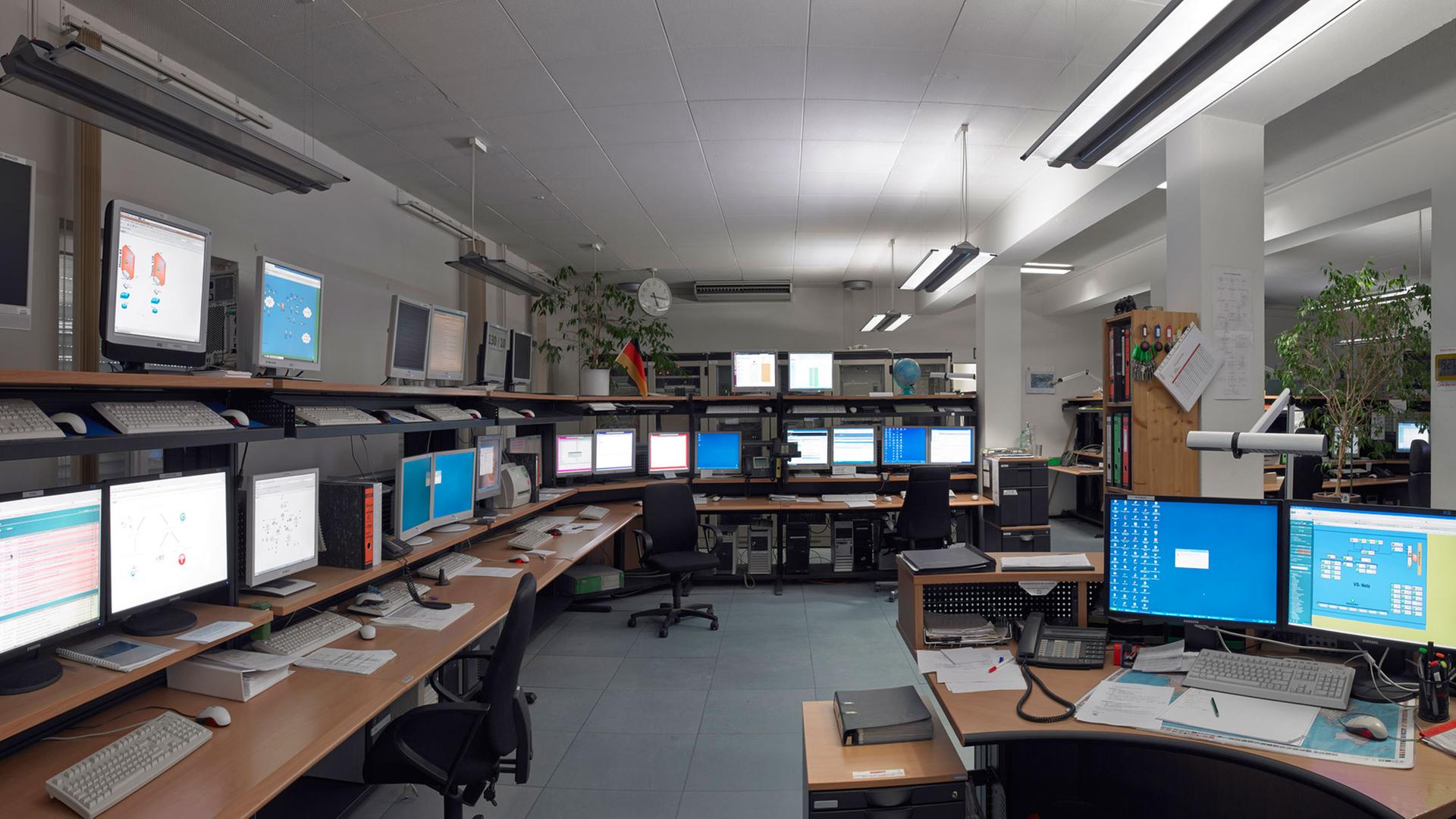 Die Kommunikationszentrale des BND in Pullach, in der unter anderem die elektronische Anbindung aller in- und ausländischen Auslandsdienststellen des BND stattfindet: Zahlreiche Computerarbeitsplätze sind in einem fensterlosen Raum zu sehen.