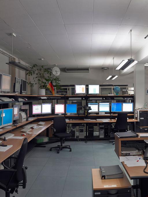 Die Kommunikationszentrale des BND in Pullach, in der unter anderem die elektronische Anbindung aller in- und ausländischen Auslandsdienststellen des BND stattfindet: Zahlreiche Computerarbeitsplätze sind in einem fensterlosen Raum zu sehen.