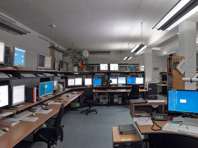 Die Kommunikationszentrale des BND in Pullach, in der unter anderem die elektronische Anbindung aller in- und ausländischen Auslandsdienststellen des BND stattfindet: Zahlreiche Computerarbeitsplätze sind in einem fensterlosen Raum zu sehen.