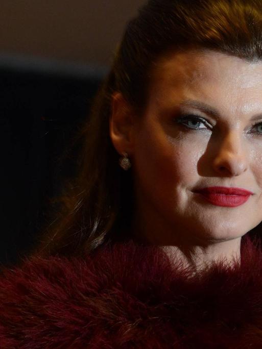 Model Linda Evangelista auf dem roten Teppich des White House, Washington, 2014.