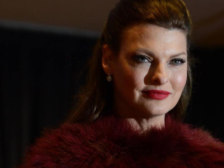 Model Linda Evangelista auf dem roten Teppich des White House, Washington, 2014.