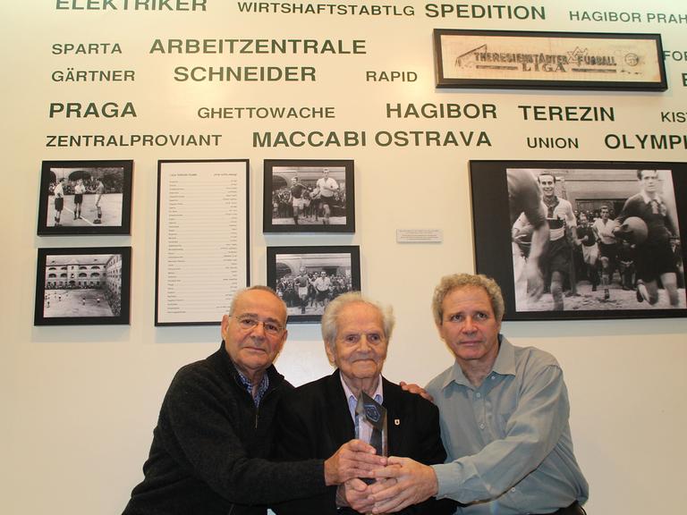 Die Holocaust-Überlebenden Zvi Cohen und Peter Erben und der Gedenkstättenleiter Oded Breda (v.l.n.r.)