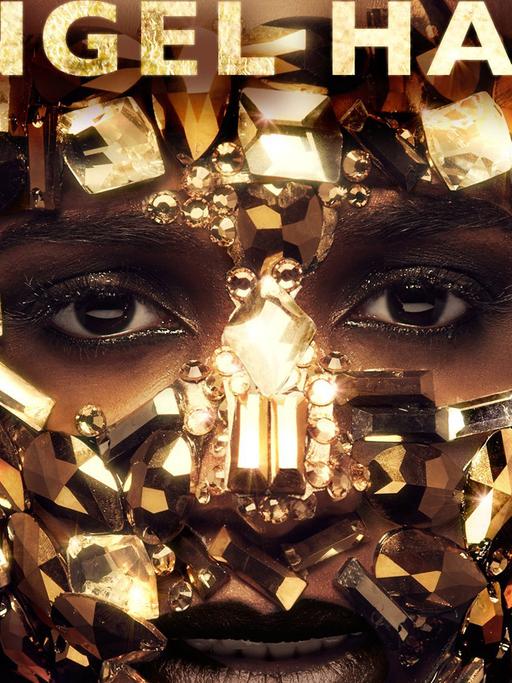 Coverbild des Albums "Dirty Gold" von Rapperin Angel Haze. Zu sehen ist das Gesicht einer schwarzen Frau umhüllt von einer Makse aus Gold und Diamanten