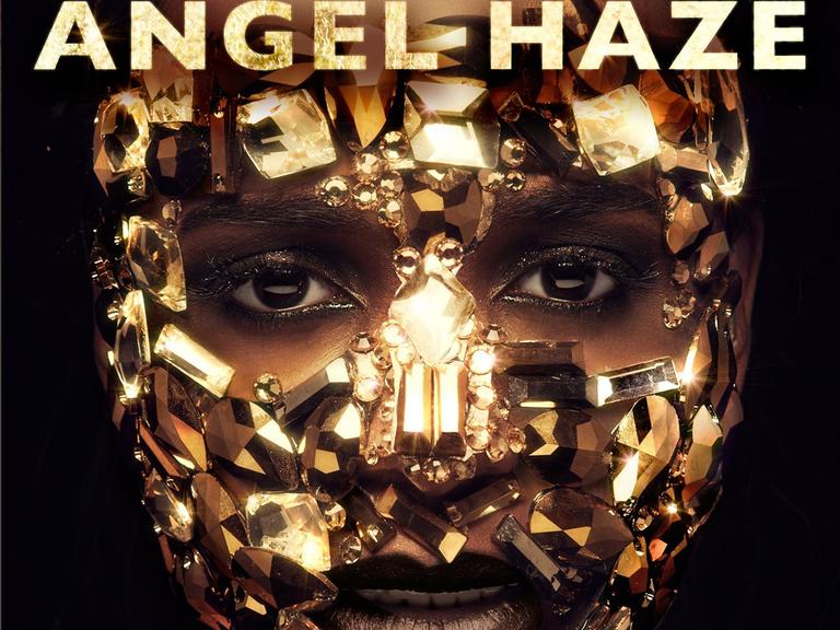 Coverbild des Albums "Dirty Gold" von Rapperin Angel Haze. Zu sehen ist das Gesicht einer schwarzen Frau umhüllt von einer Makse aus Gold und Diamanten