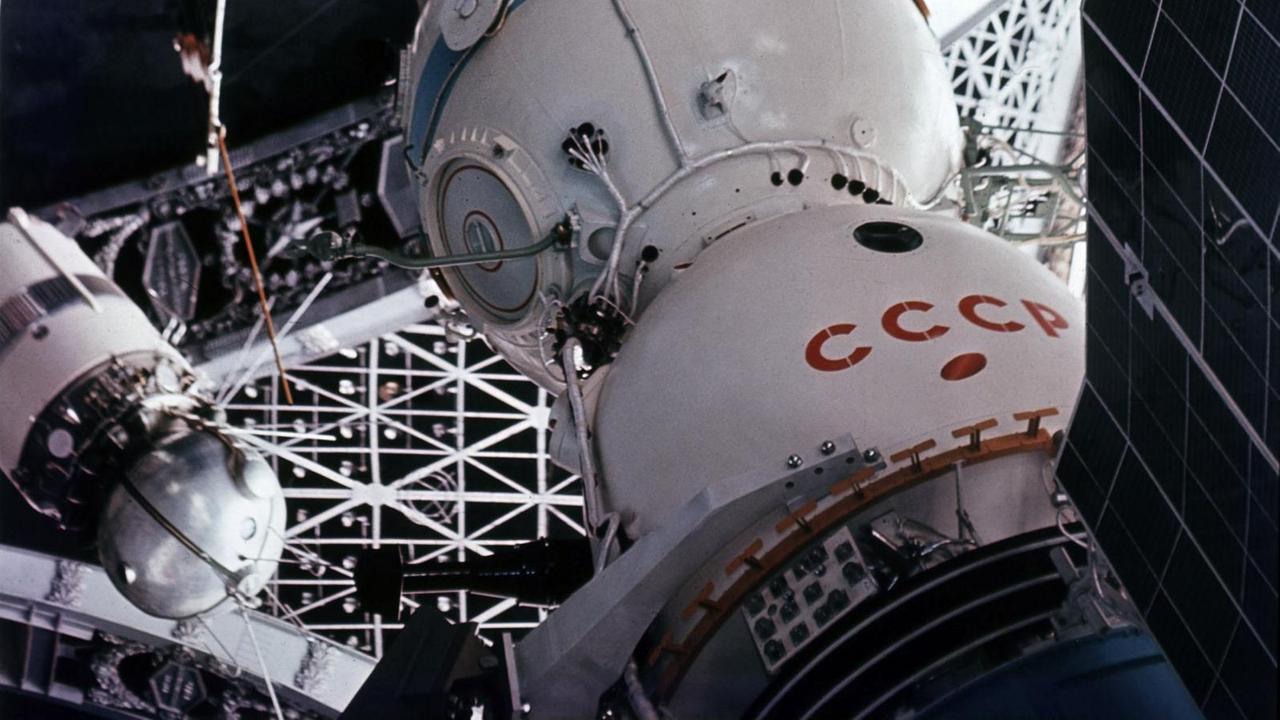 Die sowjetische Weltraumstation Saljut in der Montagehalle. (Aufnahme von 1971).