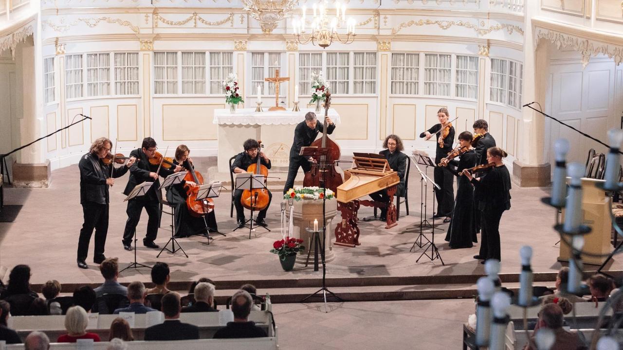 Die Musiker des Ensembles in einer Kirche während eines Konzertes.