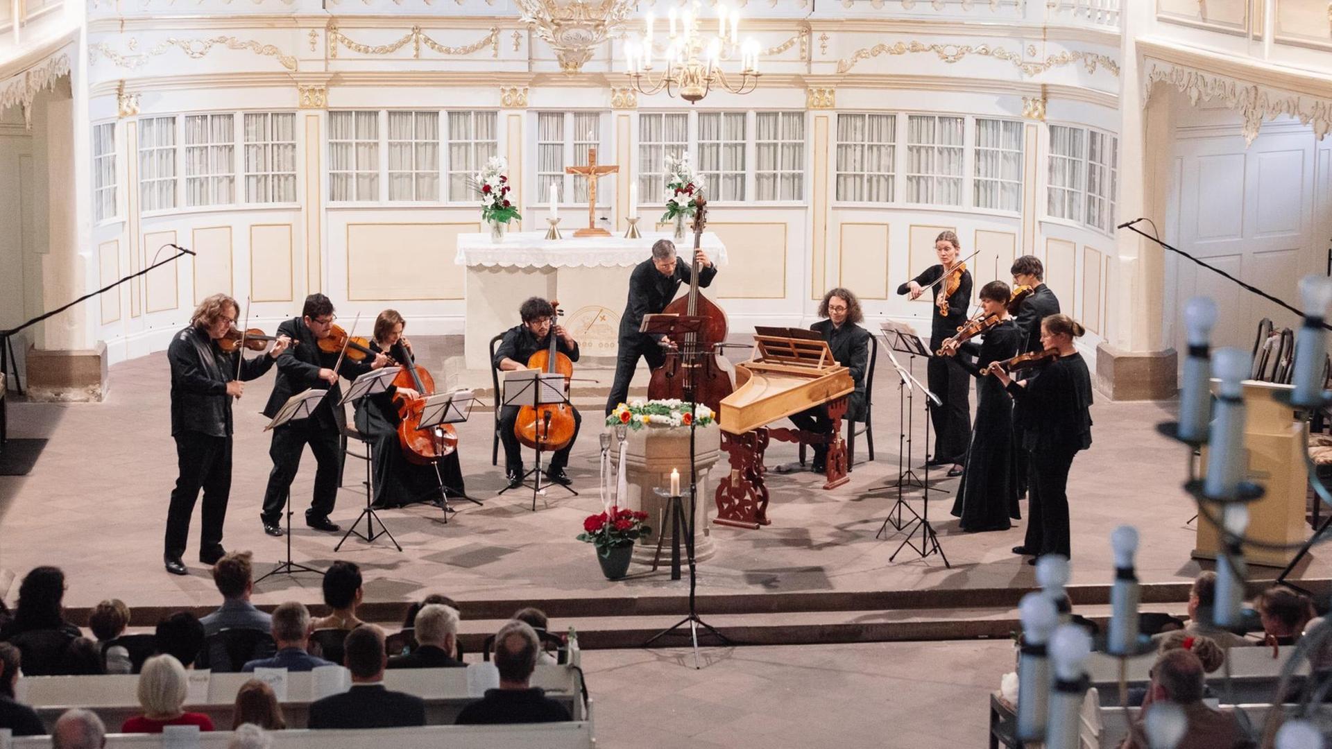 Die Musiker des Ensembles in einer Kirche während eines Konzertes.