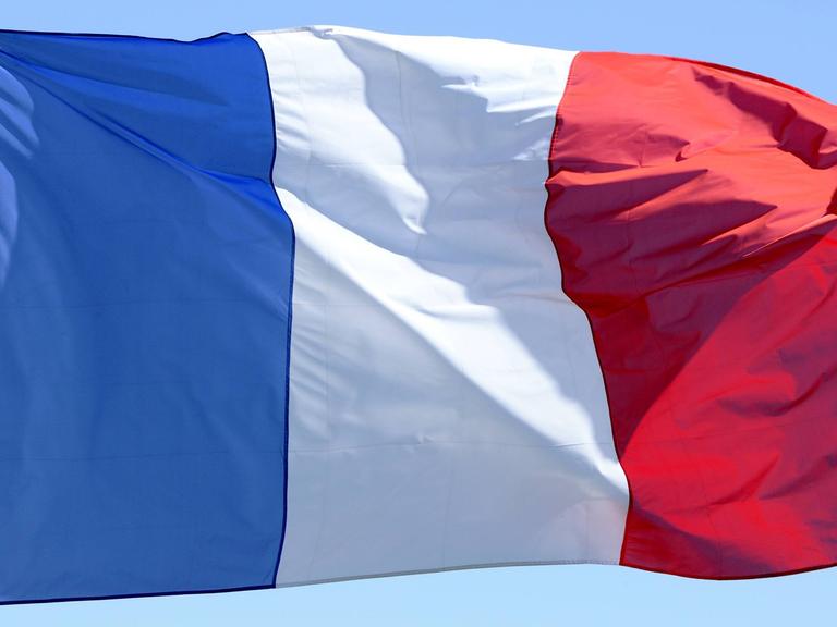 Eine französische Flagge weht im Wind.