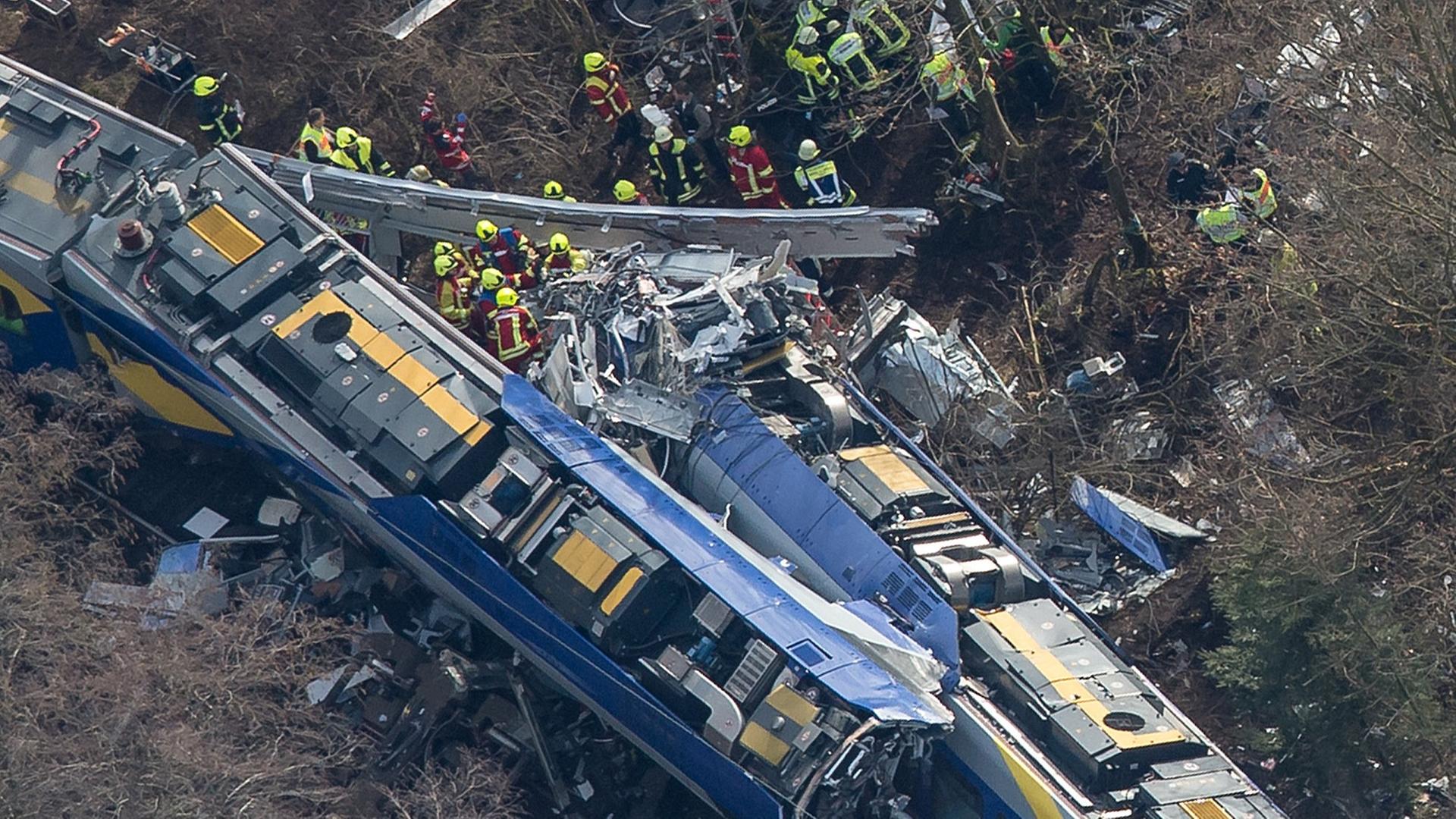 Rettungs-Kräfte stehen an der Unfall-Stelle in der Nähe von Bad Aibling.