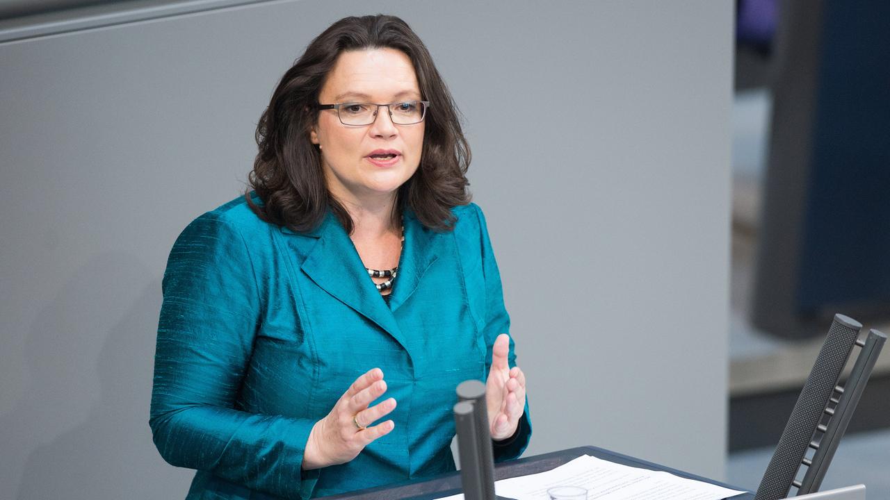 Bundesarbeitsministerin Andrea Nahles (SPD) am Rednerpult im Bundestag