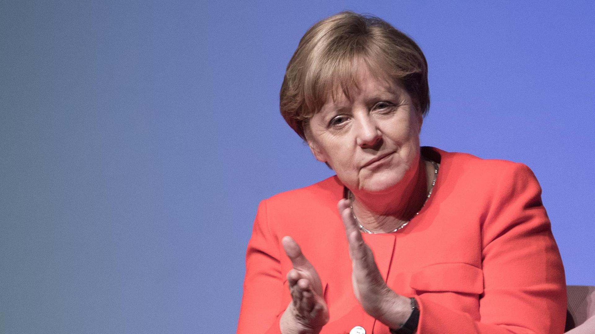 Bundeskanzlerin Angela Merkel (CDU) wird im Gorki Theater in Berlin interviewt.