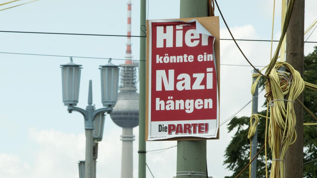 Ein Wahlplakat der Partei "Die Partei" mit der Aufschrift "Hier könnte ein Nazi hängen" hängt am 09.08.2016 in Berlin an einem Laternenpfahl.