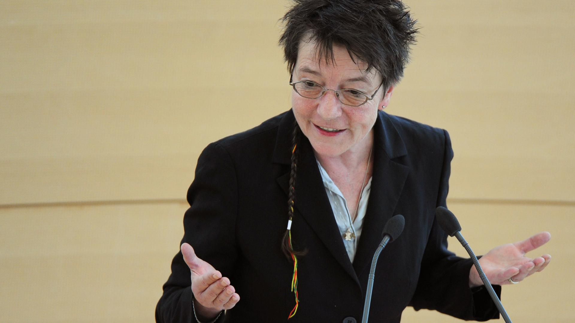Angelika Beer (Piraten), spricht am 22.08.2012 im schleswig-holsteinischen Landtag.