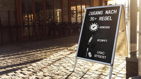 Schild mit der Aufschrift 3G Plus Regel, Covid 19 Schutzmaßnahme Zutritt in Gaststätten oder Clubs nach bayerischem Vorbild nur für Personen, die getestet, geimpft oder PCR getestet sind