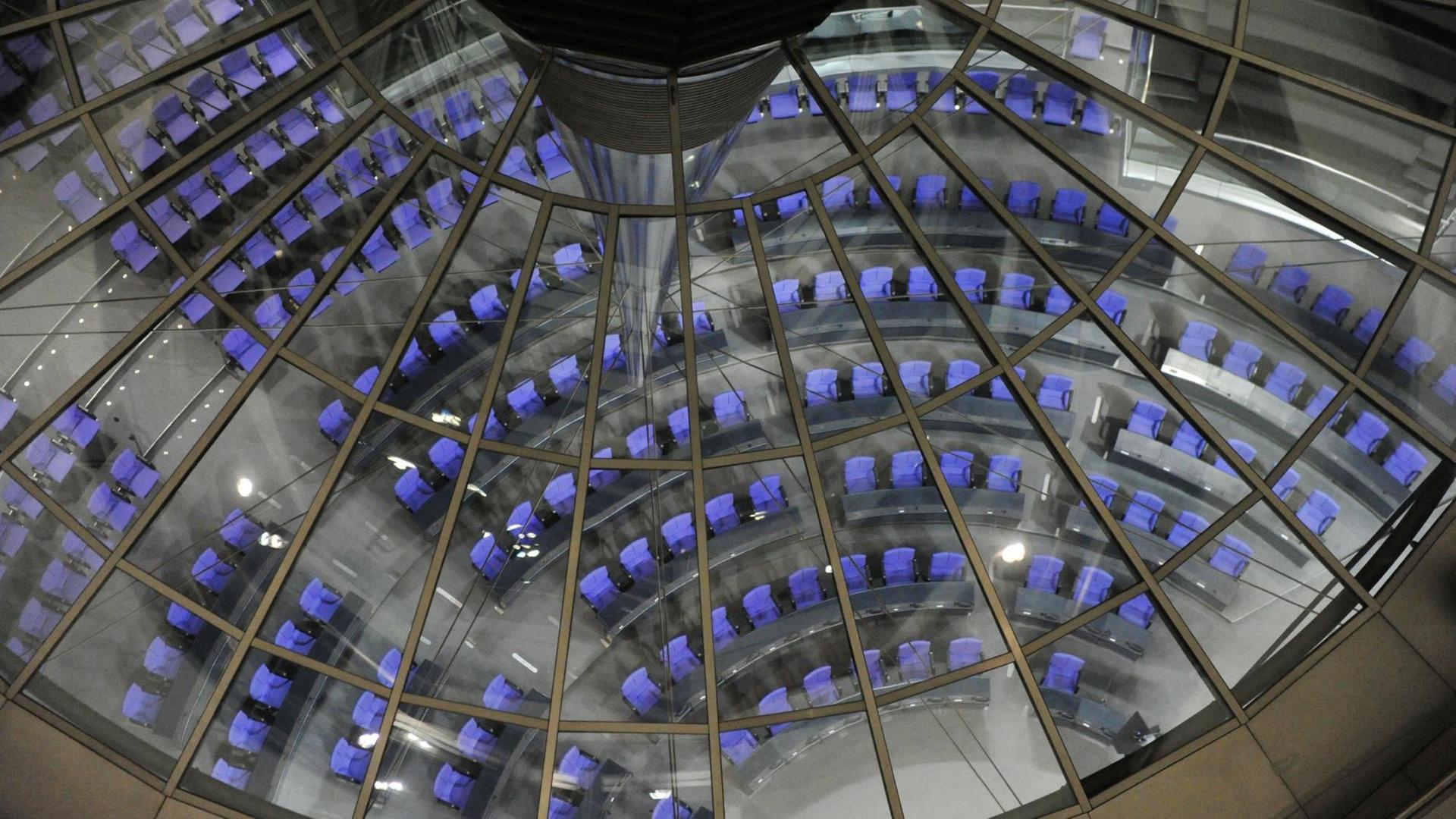 Die Sitze des Bundestags in Berlin im Reichstagsgebäude durch die Glaskuppel von oben gesehen.