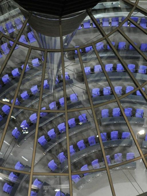 Die Sitze des Bundestags in Berlin im Reichstagsgebäude durch die Glaskuppel von oben gesehen.