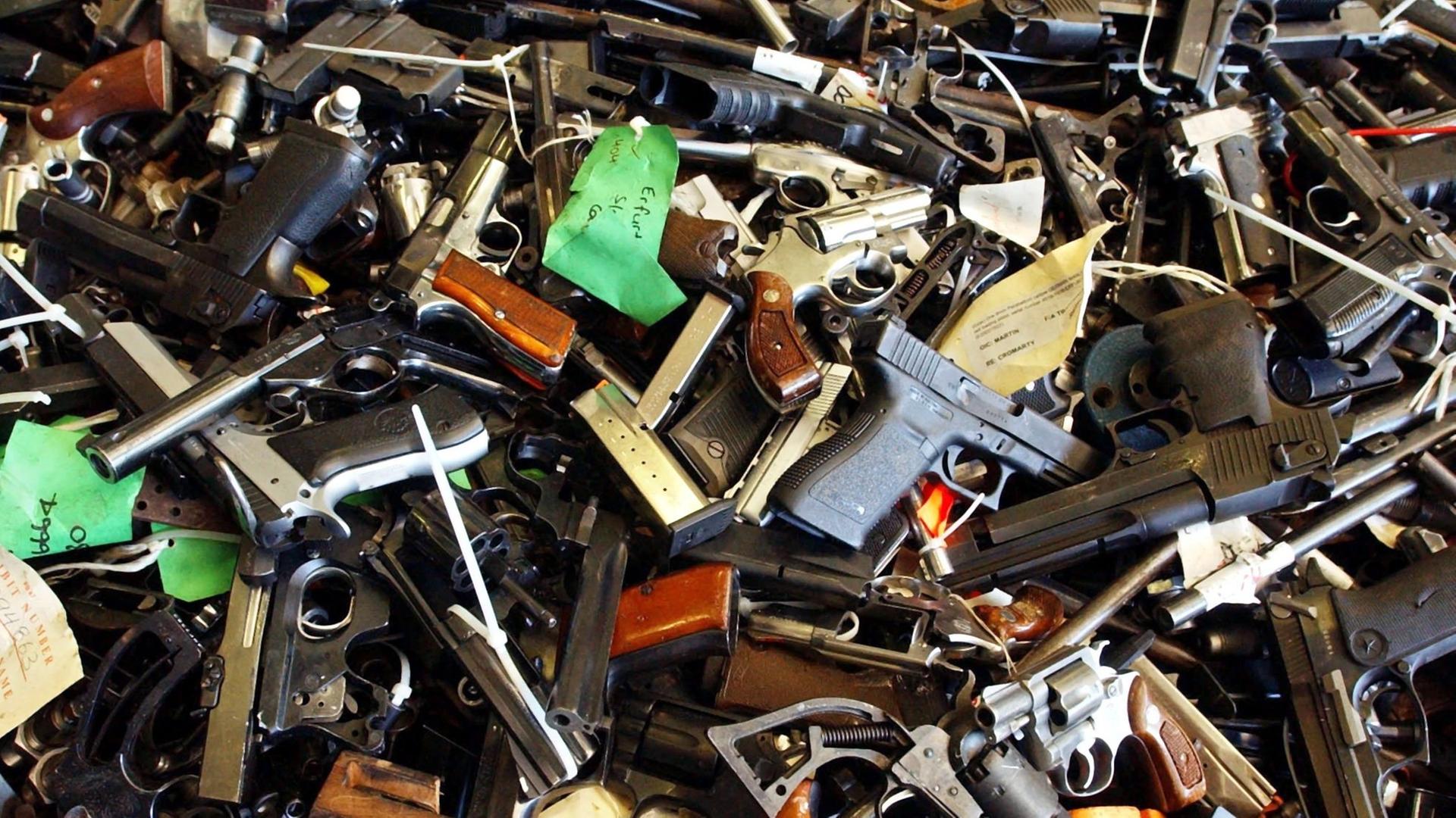 Berg aus Schusswaffen