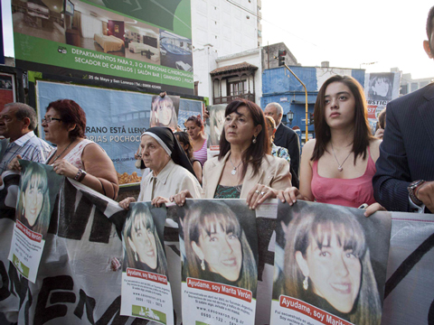 Susana Trimarco (Mitte) und Micaela Veron (rechts), Mutter und Tochter der verschwundenen Maria Veron, während eines Demonstrationszuges vor dem Gericht von Tucuman.