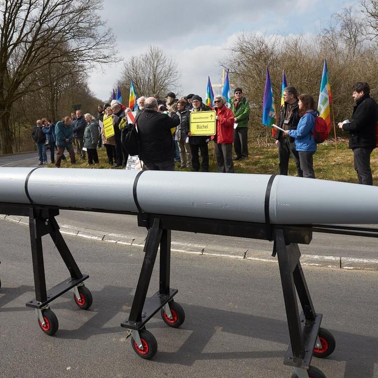 Friedensaktion am Fliegerhorst Büchel in Rheinland-Pfalz: Aktivisten protestieren am 26.03.2018 gegen die mutmaßlich letzten Atomwaffen in Deutschland.