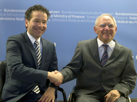 Bundesfinanzminister Wolfgang Schäuble mit seinem niederländischen Amtskollegen und neuen Eurogruppen-Chef Jeroen Dijsselbloem