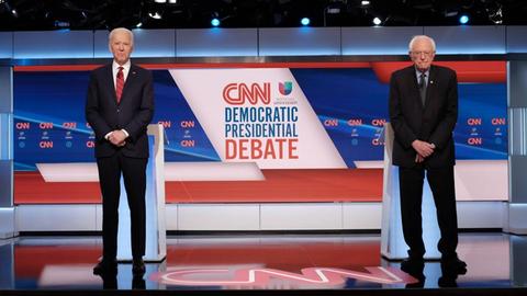 Joe Biden und Bernie Sanders auf der Bühne während der Debatte der Präsidentschaftskandidaten der Demokraten.