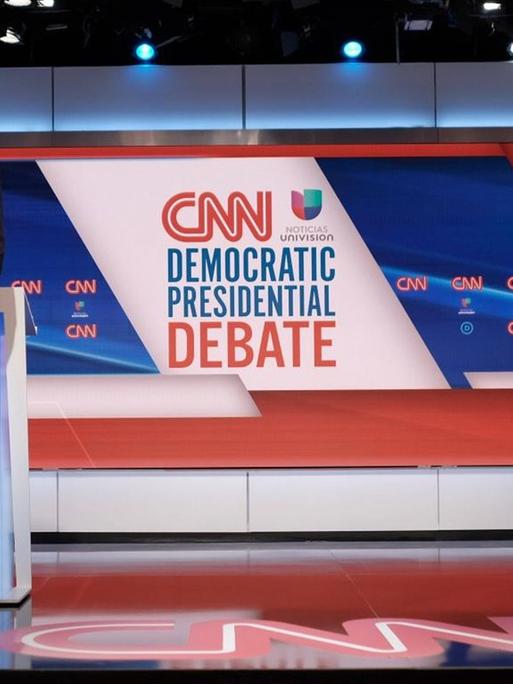 Joe Biden und Bernie Sanders auf der Bühne während der Debatte der Präsidentschaftskandidaten der Demokraten.