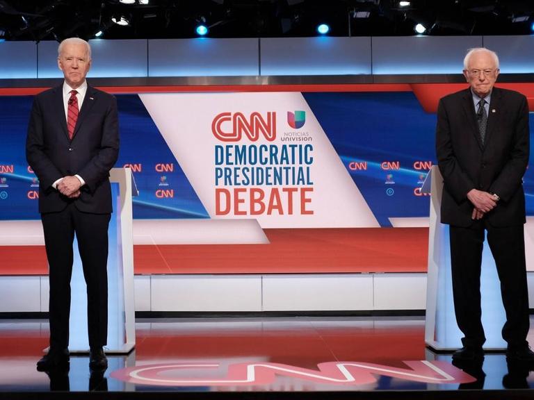 Joe Biden und Bernie Sanders auf der Bühne während der Debatte der Präsidentschaftskandidaten der Demokraten.