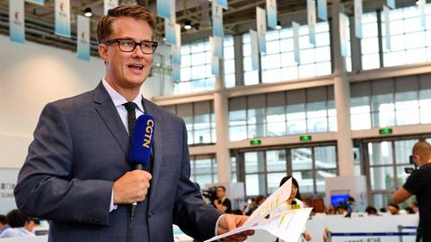 Ein Reporter des chinesischen Auslandssenders CGTN bei dem BRICS Summit in Xiamen 2017
