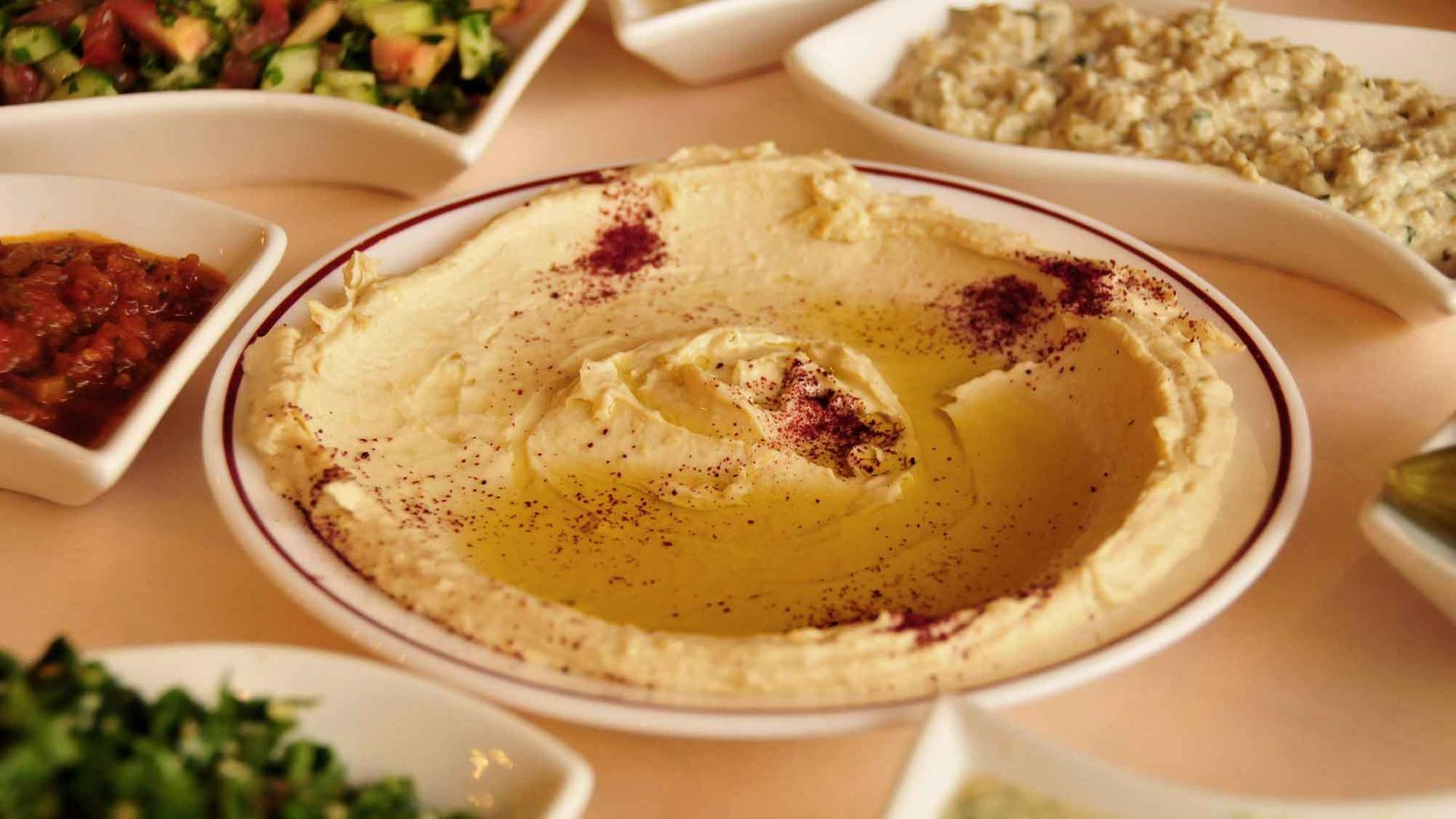 Hummus und andere Vorspeisen in einem Restaurant in Israel.