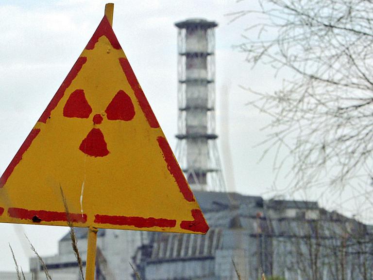 Dreißig Jahr ist die Atomkatastrophe von Tschernobyl nun her, und immer noch ist die Gegend um den, mit einem Beton-Sarkophag umgebenen Reaktorblock radioaktiv verseucht.