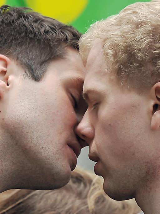 in schwules Paar küsst sich während Berlins 4. MANEO Kuss-Marathons in Berlin (17.5.2010). Am Internationalen Tag gegen Homophobie protestierten Schwule und Lesben friedlich unter dem Motto:"Protect Every Kiss - Berlin küsst für mehr Toleranz".
