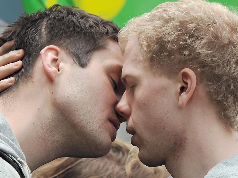 in schwules Paar küsst sich während Berlins 4. MANEO Kuss-Marathons in Berlin (17.5.2010). Am Internationalen Tag gegen Homophobie protestierten Schwule und Lesben friedlich unter dem Motto:"Protect Every Kiss - Berlin küsst für mehr Toleranz".