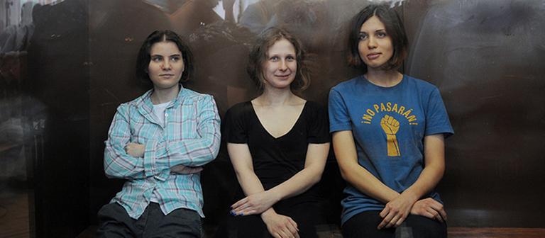 Die 3 jungen Frauen von der Musik-Gruppe Pussy Riot 