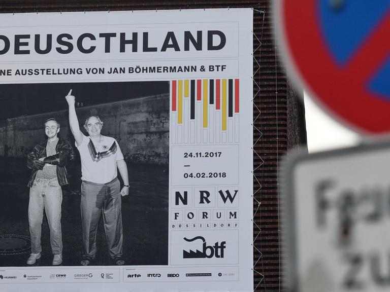 Ein Banner wirbt am 23.11.2017 am Gebäude des NRW Forums in Düsseldorf für die Austellung "DEUSCTHLAND". Ab dem 24.11.2017 ist die Austellung des Satirikers Jan Böhmermann für die Öffentlichkeit zu sehen.