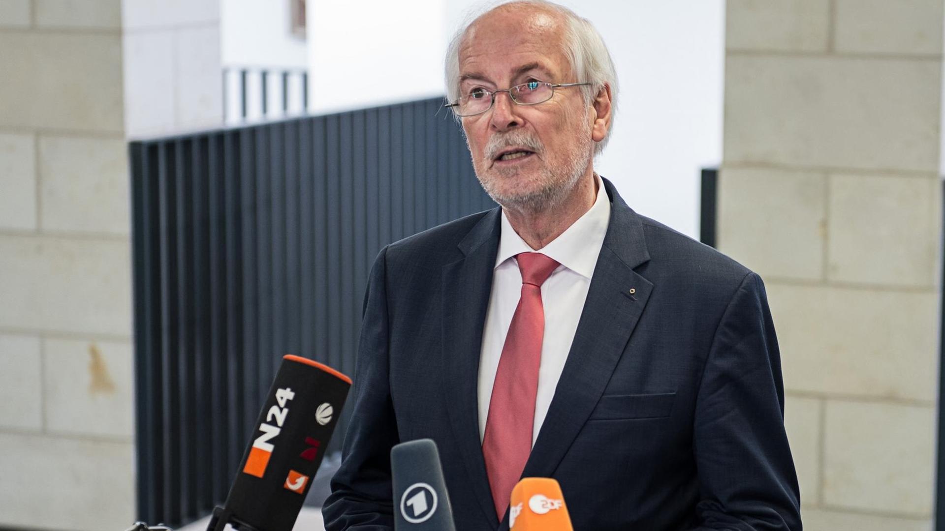 Range gibt vor Mikrofonen eine Erklärung ab.