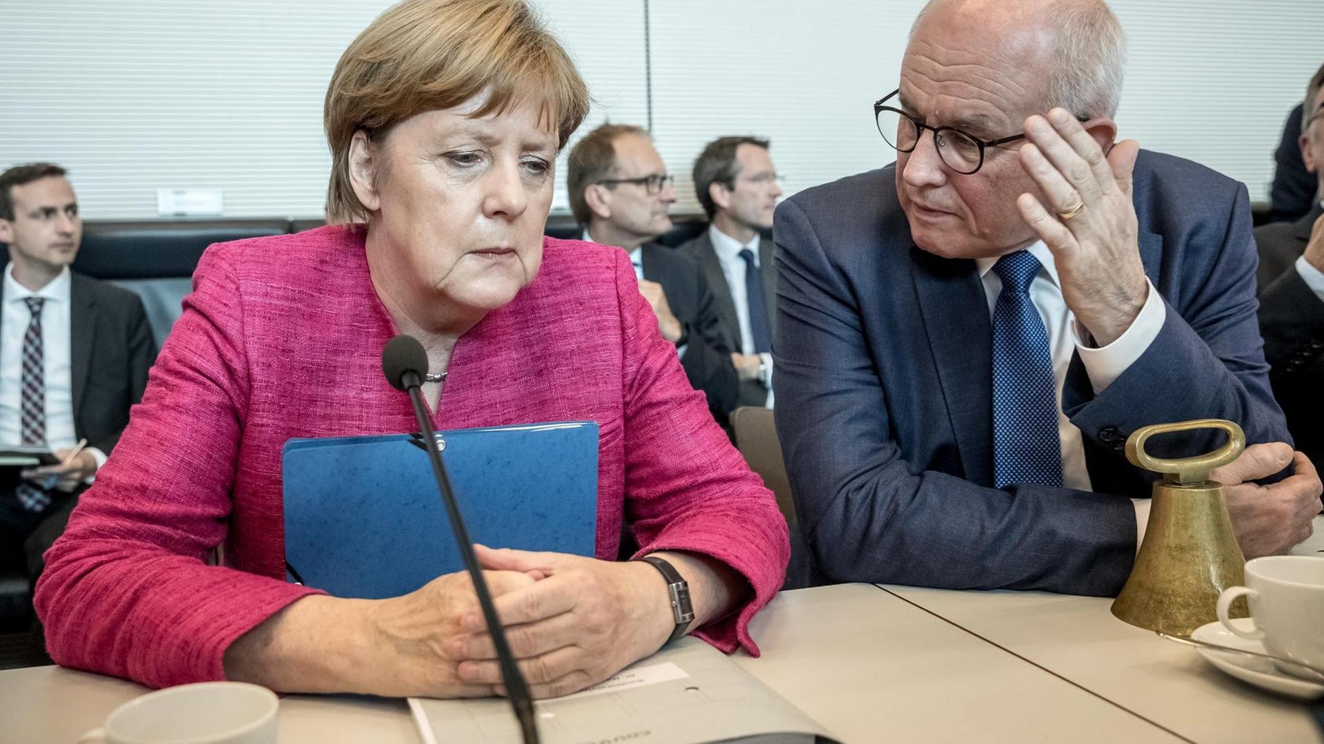 Bundeskanzlerin Angela Merkel (CDU) spricht mit Volker Kauder, Fraktionsvorsitzender der CDU/CSU-Fraktion