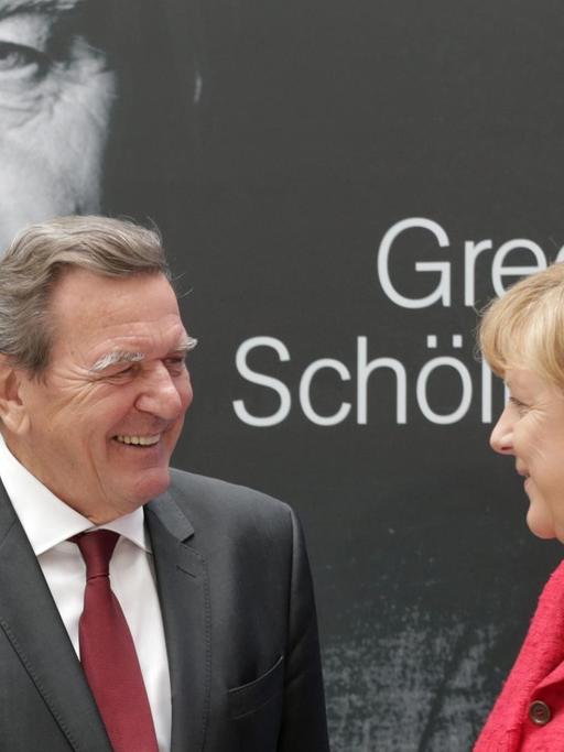 Bundeskanzlerin Angela Merkel im Gespräch mit ihrem Vorgänger Gerhard Schröder.
