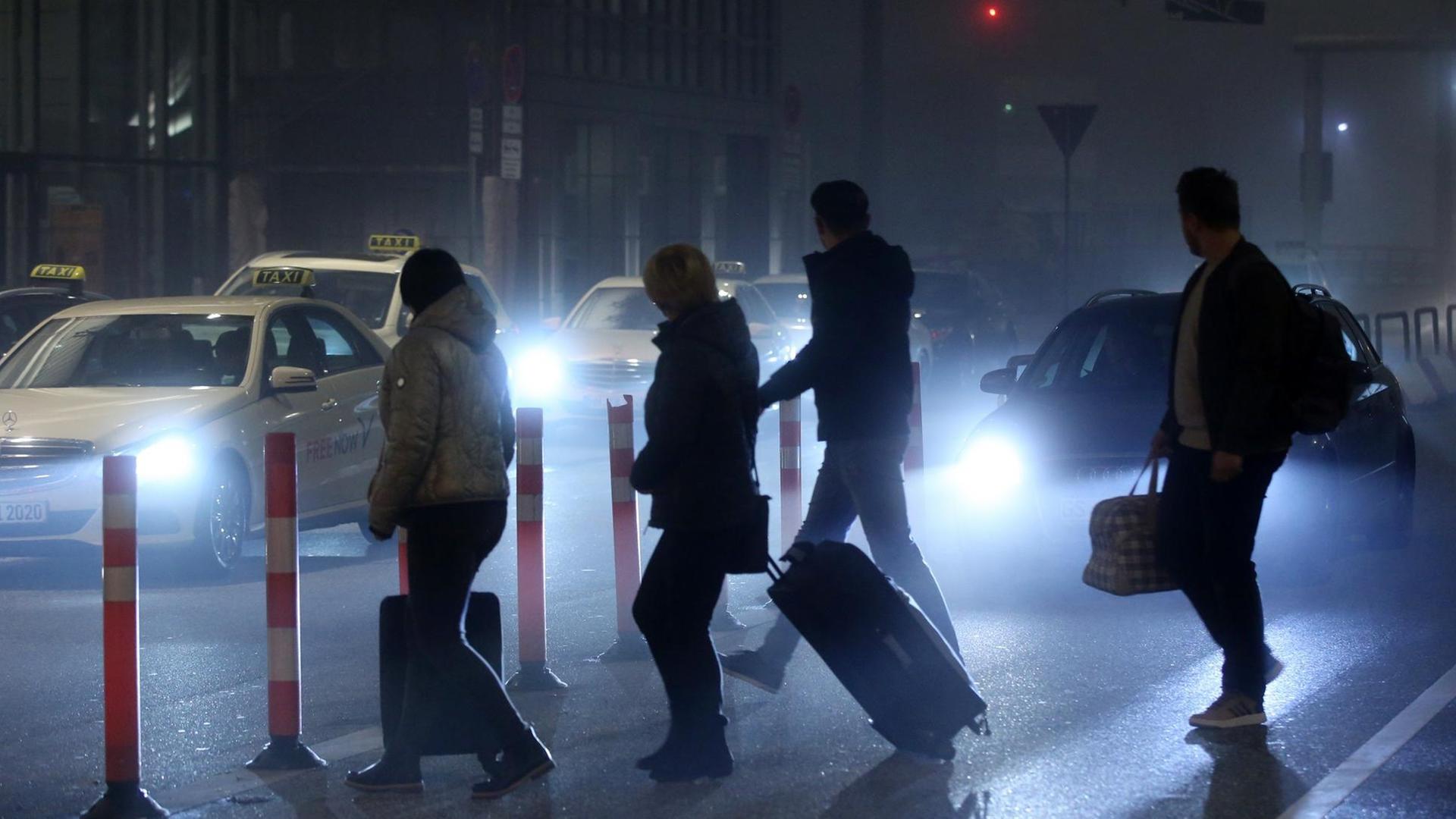 Hamburg, 7. November 2019 - Reisende kommen am Morgen bei Nebel am Flughafen Hamburg an. Die Flugbegleitergewerkschaft Ufo streikt bei der Lufthansa.