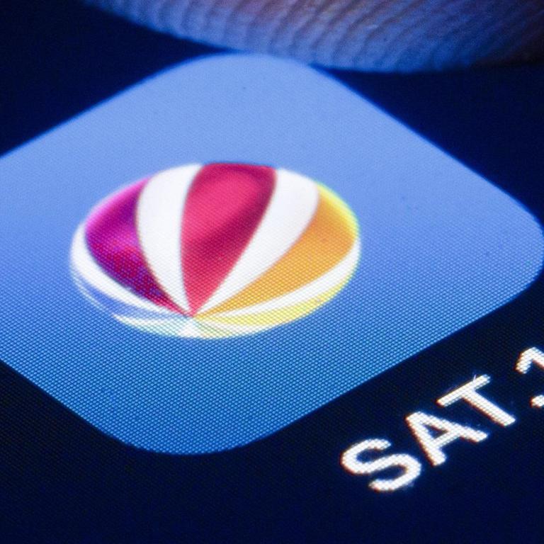 Das Logo des Fernsehsenders Sat.1 ist auf dem Display eines Smartphone zu sehen.