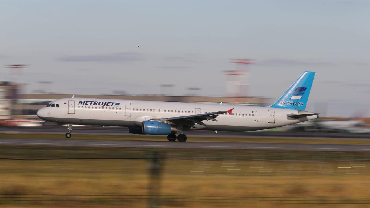 Dieser Airbus A321 der russischen Fluggesellschaft, hier auf dem Moskauer Flughafen Domodedowo, ist über der Sinai-Halbinsel abgestürzt.