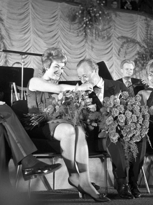 Bei der Bambi-Verleihung 1963 küsste Heinz Rühmann Lieselotte Pulver die Hand. 