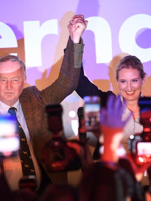 Alexander Gauland, Spitzenkandidat der Partei Alternative für Deutschland (AfD) und Alice Weidel, Spitzenkandidat der Partei Alternative für Deutschland (AfD), jubeln am 24.09.2017 auf der Wahlparty ihrer Partei in Berlin.