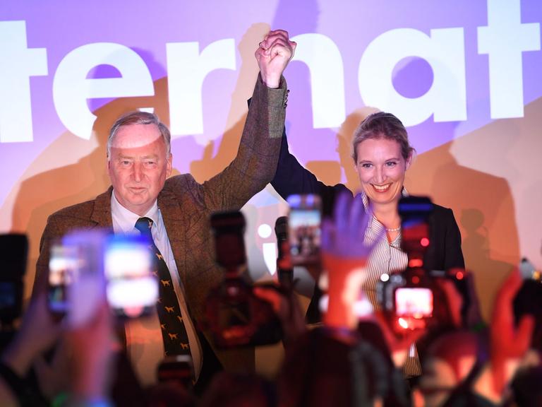 Alexander Gauland, Spitzenkandidat der Partei Alternative für Deutschland (AfD) und Alice Weidel, Spitzenkandidat der Partei Alternative für Deutschland (AfD), jubeln am 24.09.2017 auf der Wahlparty ihrer Partei in Berlin.