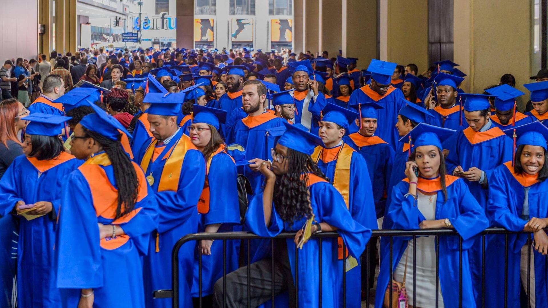 College-Studenten in New York warten auf ihre Abschlussfeier im Madison Square Garden